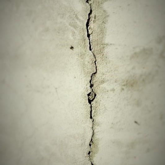 vertical crack in concrete 